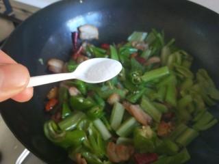 7、新文美食  麻辣椒香爆炒西芹,加入适量盐。