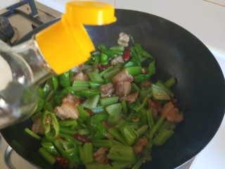 8、新文美食  麻辣椒香爆炒西芹,加入适量美味鲜酱油。