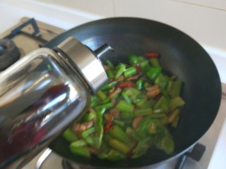 9、新文美食  麻辣椒香爆炒西芹,加入适量醋。