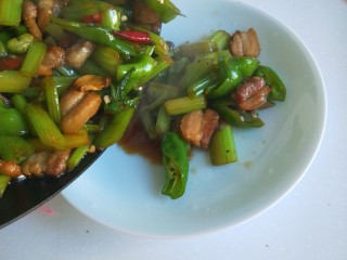 11、新文美食  麻辣椒香爆炒西芹,倒入盘中即可食用。