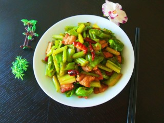 14、新文美食  麻辣椒香爆炒西芹,成品图