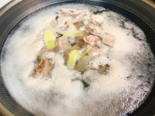 3、可乐排骨,煮开，撇去浮沫