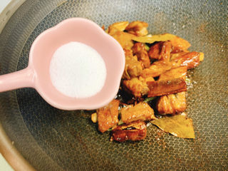 9、可乐排骨,少许糖翻炒均匀上色