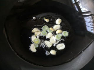 8、香菇烧腐竹——下饭菜带来的幸福感!,锅中适量油烧热,下葱花蒜片爆出香味。