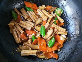 17、香菇烧腐竹——下饭菜带来的幸福感!,翻炒均匀即可。