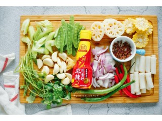1、麻辣干锅虾,等待虾腌制的时候来准备其他配菜(图片的这些)洗净切成你想要的样子，备用