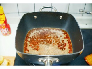 4、麻辣干锅虾,锅里多余的油继续加热