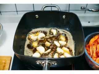 6、麻辣干锅虾,放入蒜瓣跟姜片爆香