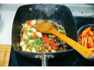 7、麻辣干锅虾,放入洋葱，青红辣椒爆香