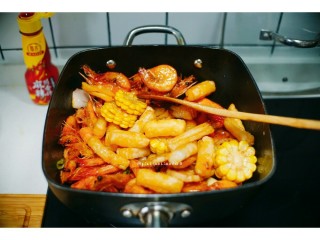 11、麻辣干锅虾,放入玉米，年糕，莲藕
