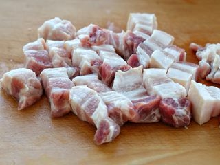 1、红烧肉炖萝卜,首先将五花肉洗净后切成稍微大一些的块状，要选择一层肥一层瘦的五花肉，成品的口感才会肥而不腻