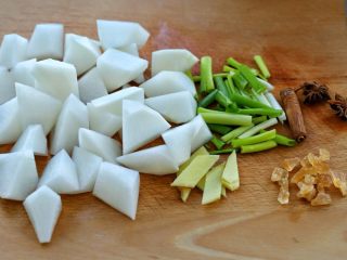 2、红烧肉炖萝卜,萝卜去皮切成滚刀块，切葱段，姜切成小片，准备好冰糖、八角和桂皮