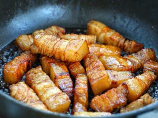 7、红烧肉炖萝卜,再调入生抽、老抽和料酒，快速翻炒至五花肉上色