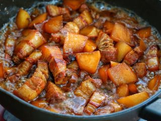 11、红烧肉炖萝卜,最后按照个人口味调入适量的盐，改大火翻炒收汁即可