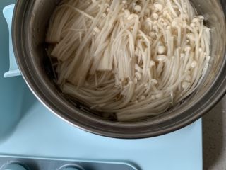 3、凉拌金针菇,水开后把金针菇烫一下，我喜欢脆脆的口感、就烫了20-30秒。