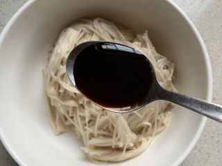 6、凉拌金针菇,金针菇挤干，加入生抽