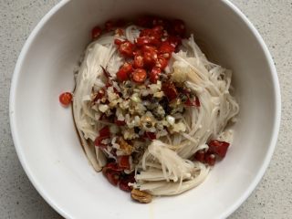 10、凉拌金针菇,小米椒，爆香的大蒜辣椒