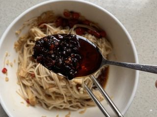 11、凉拌金针菇,来一勺老干妈辣椒油，拌匀就可以啦！