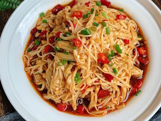 12、凉拌金针菇,装盘，撒葱花，开吃