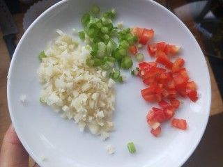 4、肉沫豆角,切葱花，蒜沫，红菜椒切丁，（我不吃辣，吃辣的朋友直接切小米椒即可）
