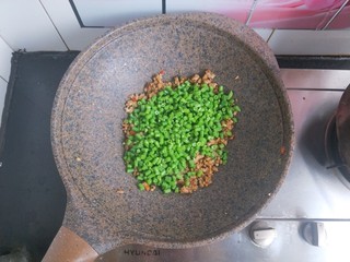 9、肉沫豆角,然后把豆角倒进去翻炒，加盐