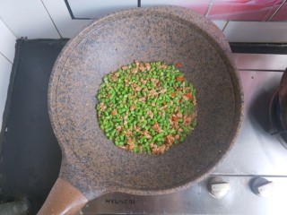10、肉沫豆角,翻炒几下后，收拢到中心。加一点点水