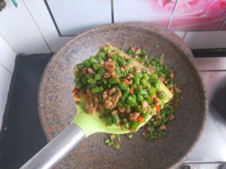 12、肉沫豆角,然后加一点醋，一点鸡精出锅。