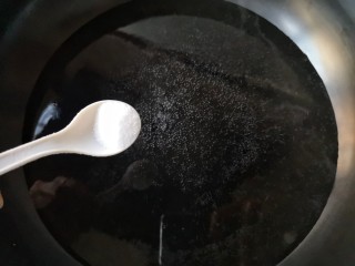 3、蒜苔炒腊肉,烧开水，加入适量的盐。