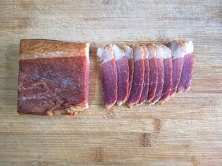 7、蒜苔炒腊肉,腊肉切薄片。
