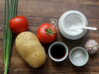 1、酸爽下饭的茄汁土豆丝,准备好材料;