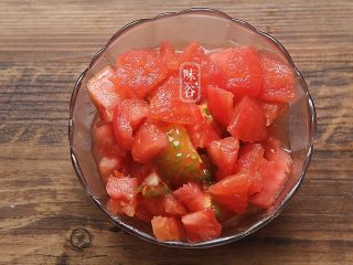 5、酸爽下饭的茄汁土豆丝,番茄肉切丁;