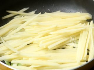 7、酸爽下饭的茄汁土豆丝,倒入土豆丝翻炒;