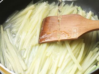 8、酸爽下饭的茄汁土豆丝,倒入适量水;