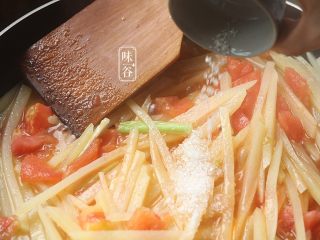 11、酸爽下饭的茄汁土豆丝,放入糖;
