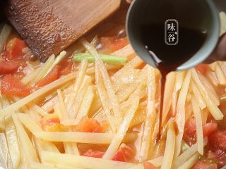 12、酸爽下饭的茄汁土豆丝,倒入酱油翻炒均匀,炒至土豆稍微变软即可;