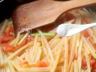 10、酸爽下饭的茄汁土豆丝,放入盐;