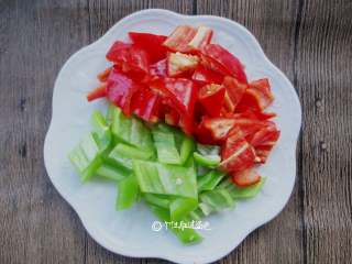 2、彩椒鸡胸肉,青椒红椒去籽切片