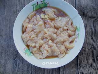 3、彩椒鸡胸肉,加入白胡椒粉、盐、半个蛋清、干淀粉