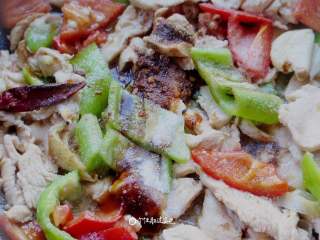 8、彩椒鸡胸肉,翻炒期间加入盐,白糖,蚝油调味。大约翻炒1分钟后就可以关火出锅。