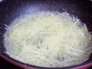 3、鸟巢土豆,锅中烧开水，放入土豆丝焯水，焯约1分钟