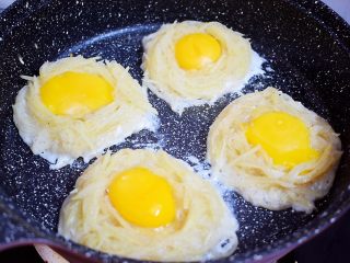 11、鸟巢土豆,再把蛋黄放在土豆丝中间
