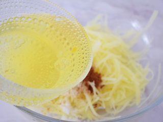 8、鸟巢土豆,再加入一半的蛋清，就是2个蛋清