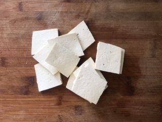 1、黑木耳香菇烧豆腐,豆腐切成小块。