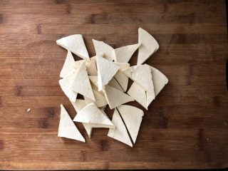 2、黑木耳香菇烧豆腐,从中间一剖为二成三角形。