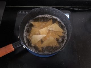 3、黑木耳香菇烧豆腐,放入油锅炸至表面微黄偏硬。