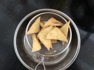 4、黑木耳香菇烧豆腐,捞出沥干油分。