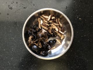 6、黑木耳香菇烧豆腐,切成小块。