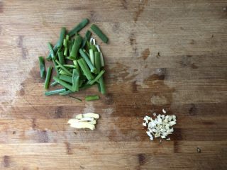 7、黑木耳香菇烧豆腐,小葱切长段，姜切片，大蒜剁碎。