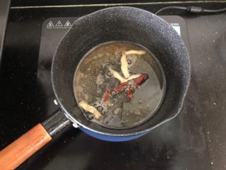 9、黑木耳香菇烧豆腐,锅内留底油放入姜片、干红辣椒段爆香。