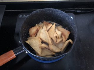 10、黑木耳香菇烧豆腐,倒入豆腐块。